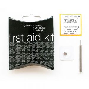 Sandomirs First Aid Kit Opening Pin Battery + Sticker STAMPS S.T.A.M.P.S. Hilfe elastisch Band Gummi Stift erweitern reparieren Reparatur